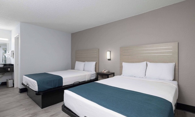Tempe Hotel | Motel 6 Tempe, AZ - Broadway - ASU