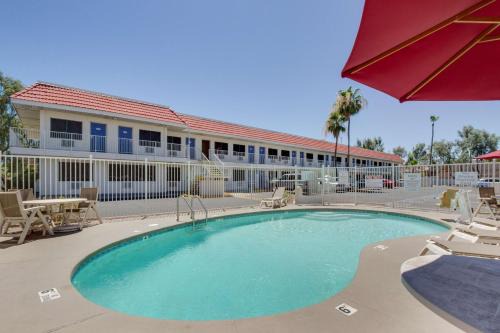 Tempe Hotel | Motel 6-Tempe, AZ - Broadway - ASU