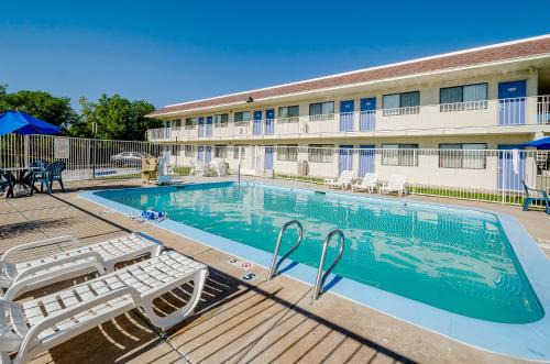 Dupont Hotel | Motel 6 Thornton