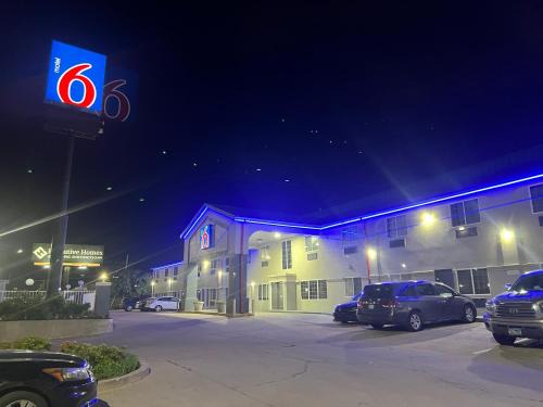 Tulsa Hotel | Motel 6 Tulsa, OK Airport