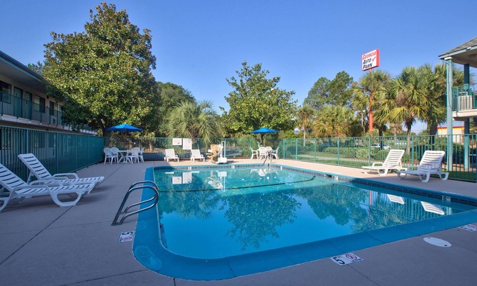 Valdosta Hotel | Motel 6 Valdosta, GA - University