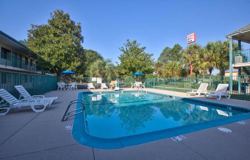 Valdosta Hotel | Motel 6-Valdosta, GA - University