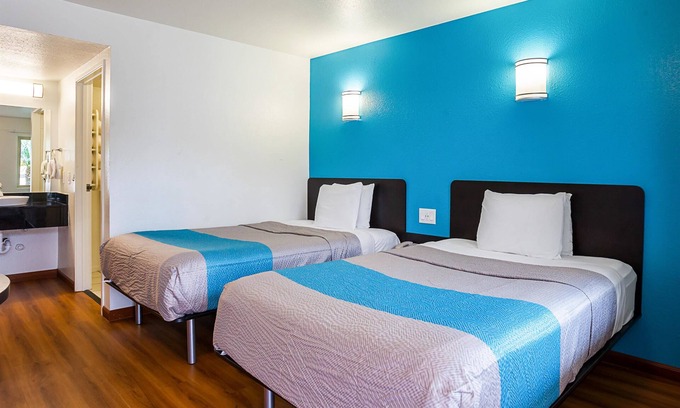 Ventura Hotel | Motel 6 Ventura, CA - Downtown