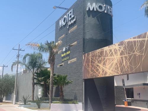 San Juan del Río Hotel | Motel Pedregal Suites