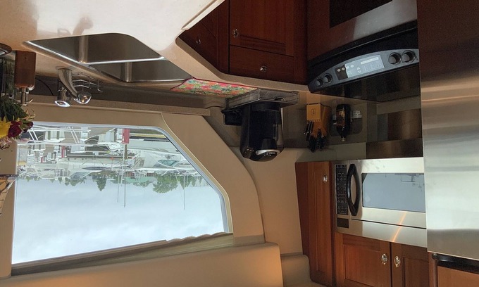 West 1st Street Alquiler De Eote | Motor Yacht Indulgence- ¿Alguna vez has soñado con un estilo de vida náutico? Cruceros incluidos!