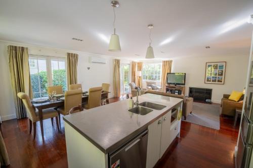 Russell Casa | Mototui Cottage 2 or 3 Bedroom - Russell Cottages