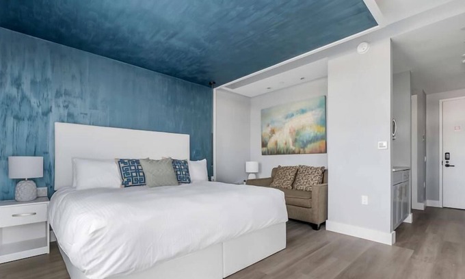 Mott Haven Casa | Mott Haven King Studio w Balcony | Gym+Hotel Amenities