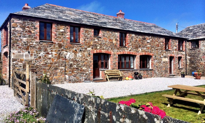 Trelights Casa | Mouls Island Barn 5 bedrooms, 5 bathrooms, Sea views of Port Quin bay