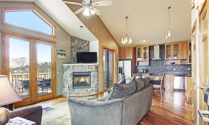 Estes Park Condominio | Mount Cairns 16A - 2 Br condominio con jacuzzi privado, Marys Lake y vistas a la montaña!