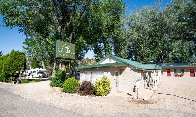 Zion National Park East Entrance Apartamento | Mount Carmel Motel & RV Near Zion NP Bryce Room