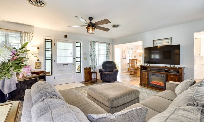 Mount Dora Casa | Mount Dora Tropical Escape: Steps to Lake Gertrude
