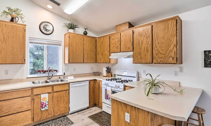 Mount Shasta Cabaña | Mount Shasta Escape w/ Balcony ~ Walk to Dtwn