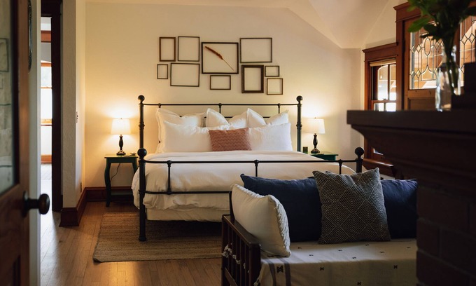Harrisburg Casa | Mount Tom House - a whimsically charming getaway in 200 acres of Oregon forest