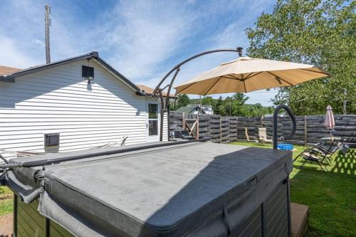Twin Mountain Casa | Mount Washington by Day Hot tub by night #2