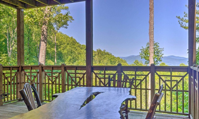 Mountain Air Condominio | Mountain Air Condo w/ Deck & Views, Pets Welcome!