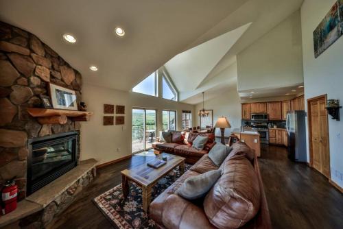 Pole Creek Casa | Mountain Bliss 3 BR Retreat With Views and Hot Tub