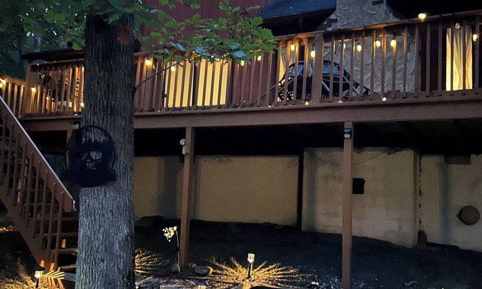 Bushkill Cabina | Mountain Cabin, Firepit + Fireplace, Free pool, gym, ski, water sports + more