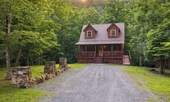 Wardensville Cabina | Creekside Retreat - Hot Tub, Fire Pit & Adventure