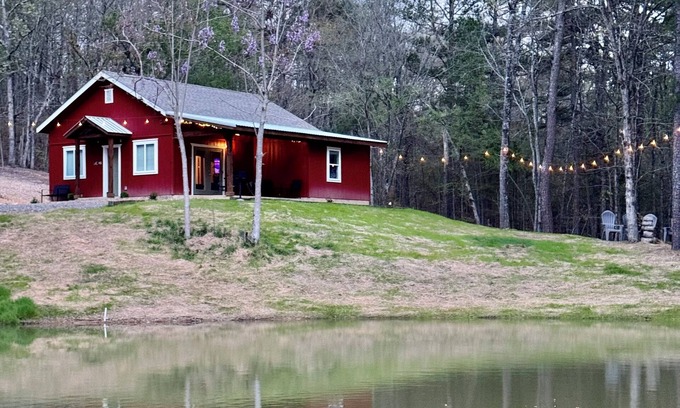 Mena Casa | Mountain Cabin, private pond, ride 2 WPG trails, Firepit, private, king, WiFi