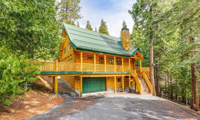 Shaver Lake Cabina | Mountain Cabin w/ Hot Tub: 4 Mi to Shaver Lake!