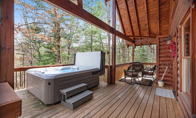 Sylva Cabina | Mountain cabin with private hot tub, covered deck & incredible view