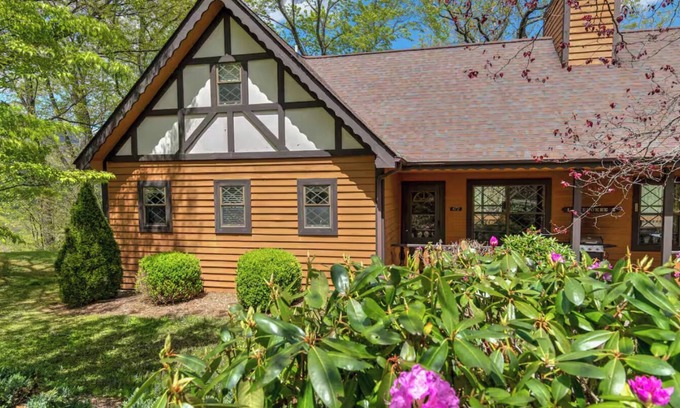 Burnsville Chalet De Esquí | Mountain Chalet: Amazing Mt. Mitchell Range Views, Minutes to Blue Ridge Parkway