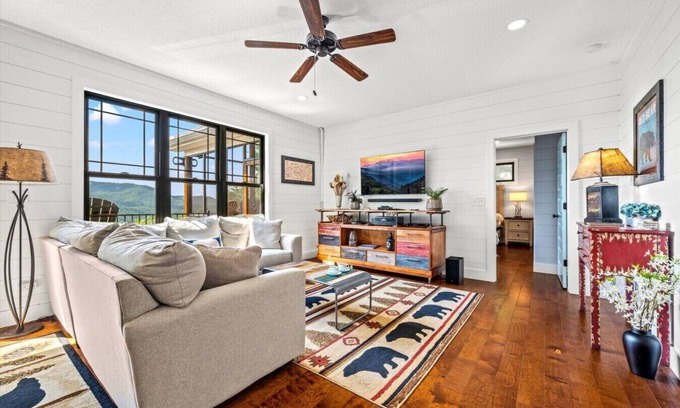Walland Cabina | Mountain Charm: 4BR w/Incredible Views! Hot Tub*Privacy!