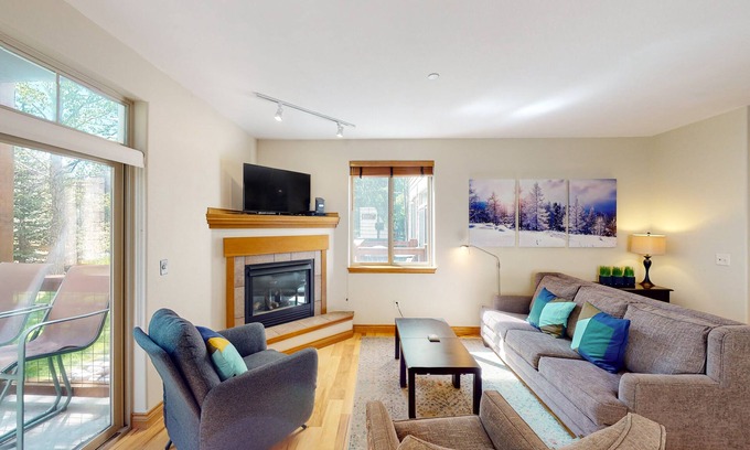 Willow Grove Condominio | Mountain Condo by the River & Town w/ Shared Hot Tub, Private Balcony, & WiFi