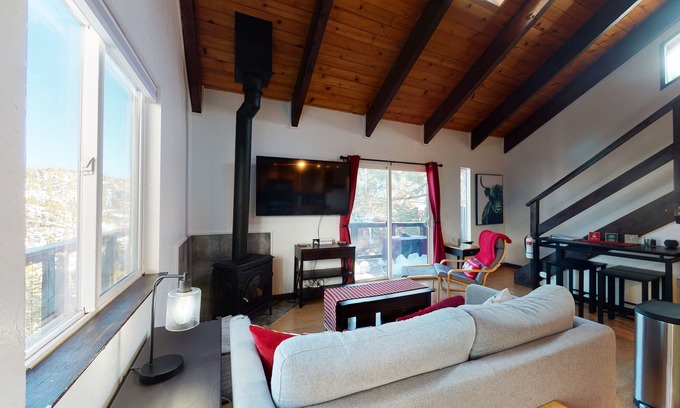 Tahoe Village Condominio | Mountain condo near slopes with fireplace & high-speed WiFi, sleeps 6