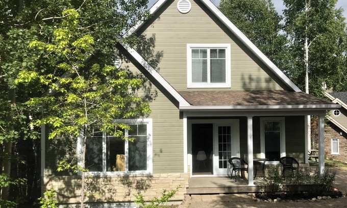 L'Anse-Saint-Jean Cabaña | Mountain Cottage on Mont Edouard, ski in ski out, great hiking and mtn biking