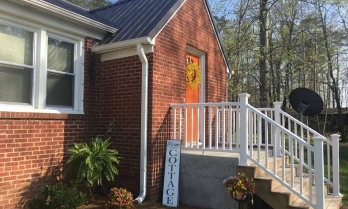 King Casa | Mountain Cottage with spectacular views of Sauratown Mountain in Stokes County.
