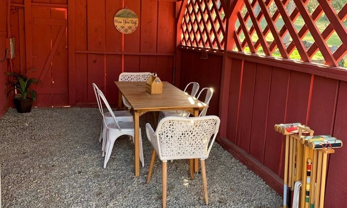 Mariposa Cabina | Mountain Cottage with creek and accessible trail and pond near Yosemite!