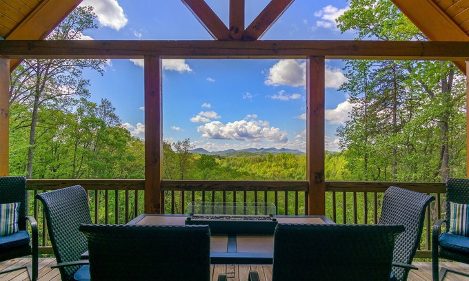 Marion Cabina | Mountain Crest | Pet-friendly Log Cabin with Mountain Views!