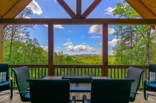 Marion Casa | Mountain Crest Pet-friendly Log Cabin with Mountain Views!
