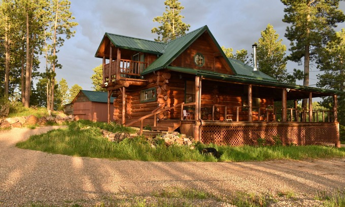 Deadwood Cabina | Mountain Crest: Seclusion and Serenity Await at Our Rustic Mountain Hideaway