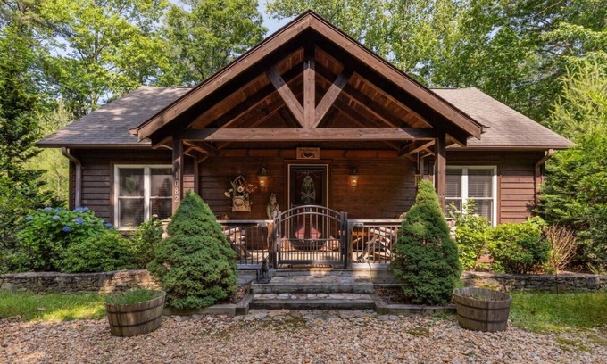 Deep Gap Cabina | Mountain Dazzzze - HOT TUB - Pets Ok - Hike - Fish - Sleeps 8