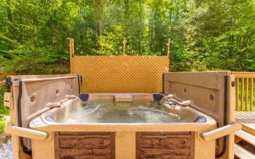 Sevierville Casa | Mountain Dreams 1430 Hot Tub Fire Pit Arcade Game