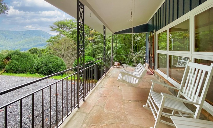 Maggie Valley Cabaña | Mountain Dreams Cottage - Peaceful, Charming, Pet Friendly, Creekside and Views!