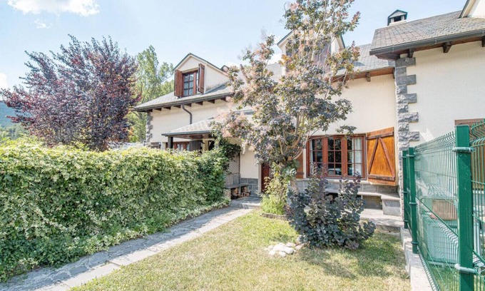 Fiscal Apartamento | Mountain Escape for Families & Friends in Pyrenees