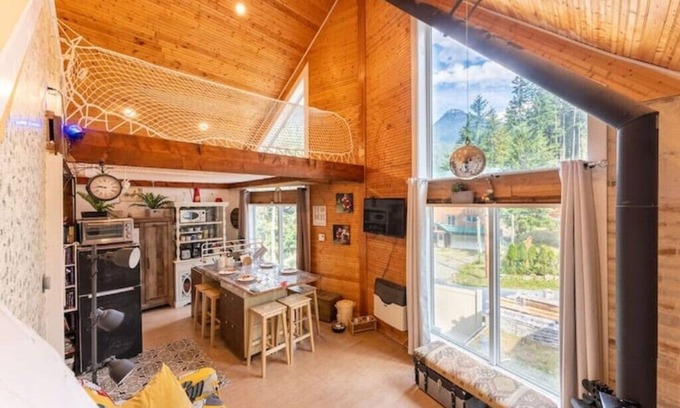 Sunshine Valley Cabina | Mountain Escape Lodge with Sauna