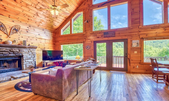 Maggie Valley Casa | Mountain Escape with fantastic views & hot tub!