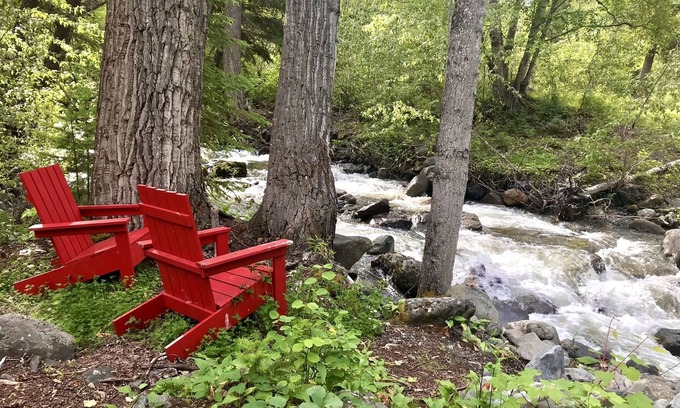 Kamloops Alquiler De RV | Mountain forest retreat - safari tents by private creek, minutes from Sun Peaks