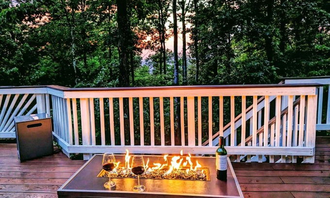 Kabletown Casa | Mountain Getaway - 7 beds, 2 King - Large Common Area