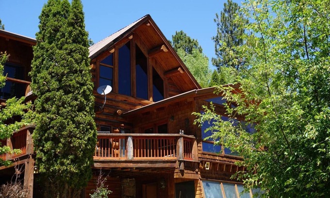Hamilton Casa | Mountain Getaway Log Cabin