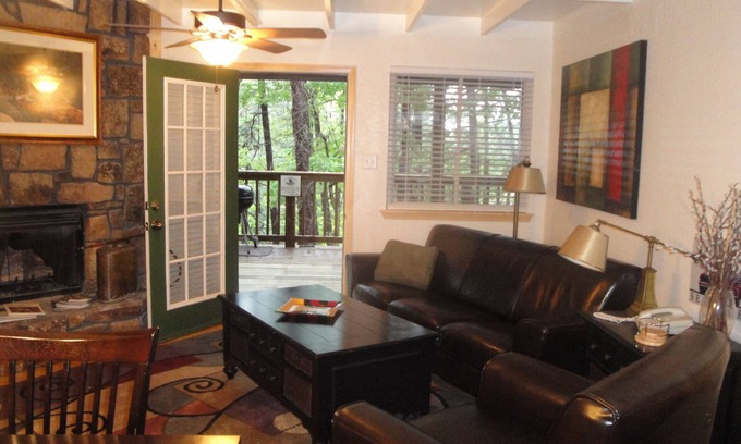 Mount Ida Cabaña | Mountain Harbor Forest View Lodge cottage by RedAwning