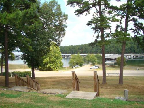 Mount Ida Hotel | Mountain Harbor Queen Guest Room on Lake Ouachita