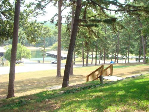 Mount Ida Hotel | Mountain Harbor Queen Guest Room on Lake Ouachita