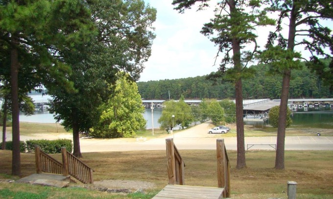 Mount Ida Hotel | Mountain Harbor Queen Guest Room on Lake Ouachita