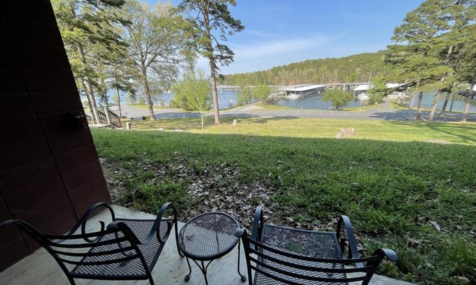 Mount Ida Hotel | Mountain Harbor Queen Guest Room on Lake Ouachita