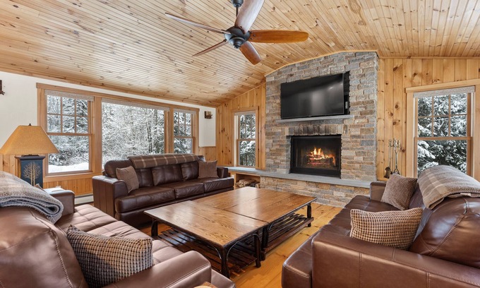 North Creek Casa | Mountain hideaway with ski lockers, wood fireplace, pool table, grill & W/D